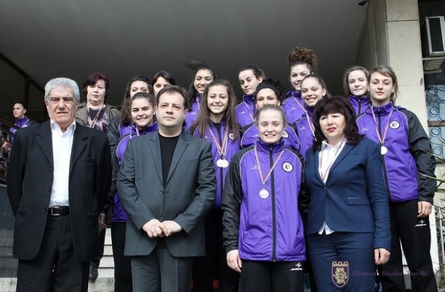 Златен медал подариха на кмета великотърновските хандбалистки