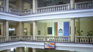 В Русенския университет посрещат Деня на шегата с целувки