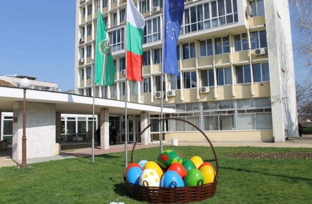 Община Димитровград с 2-метрова светеща кошница яйца за Великден
