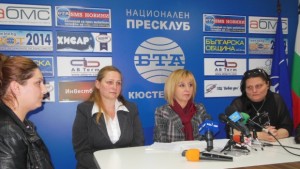 Манолова призова Борисов да застане зад българските граждани а не