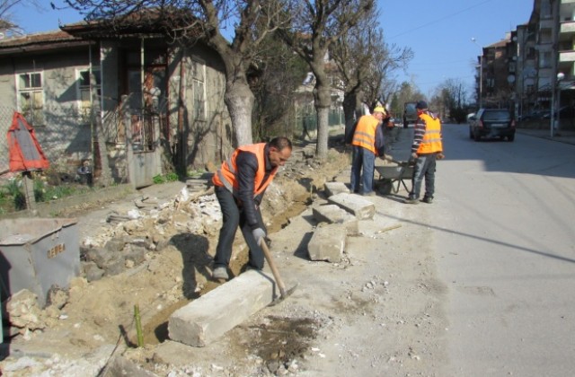Ремонтират тротоара по ул. Васил Априлов в Горна Оряховица