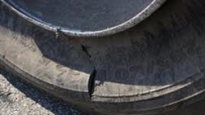 Още три коли осъмнаха с нарязани гуми