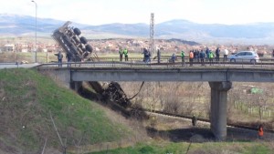 Цистерна се преобърна край Дупница и за малко да падне