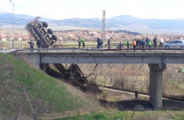 Цистерна се преобърна край Дупница и за малко да падне върху жп линията