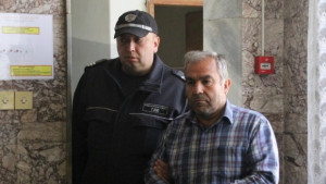 Оставиха в ареста турския тираджия убил майка и син в