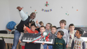 Чернокож музикант помага на единственото у нас училище по изкуства