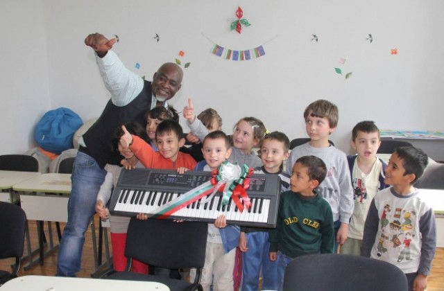 Чернокож музикант помага на единственото у нас училище по изкуства за бедни деца в Русаля