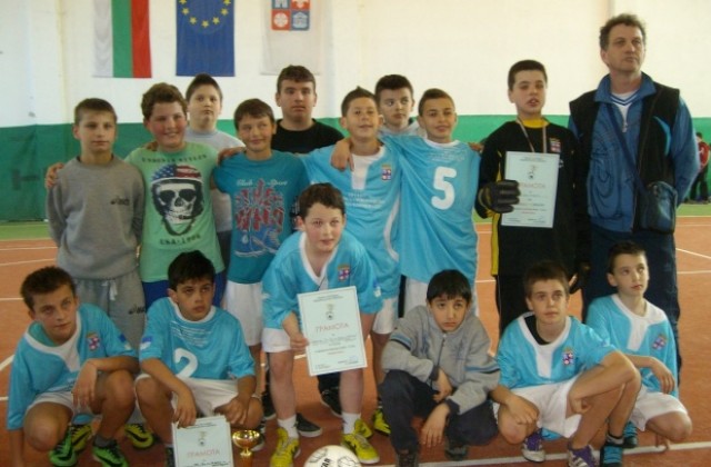 Отборът на ОУ Св. Св. Кирил и Методий е победител в общинския футболен турнир Пролет 2015 за ученици V клас
