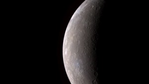 Повърхността на Меркурий е оцветена от комети