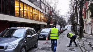 Млади варненци с акция срещу дупките