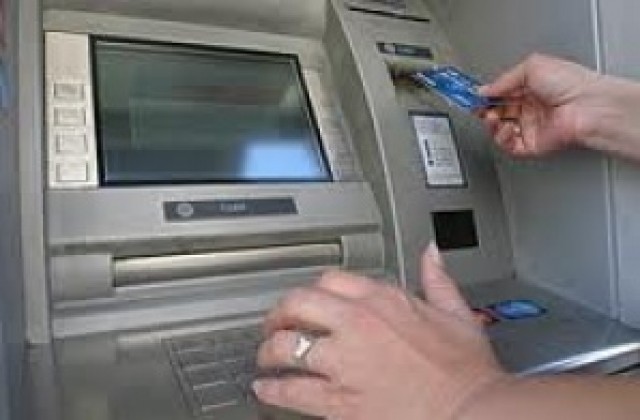 Разкриха жена, теглила пари от банкова карта на старица