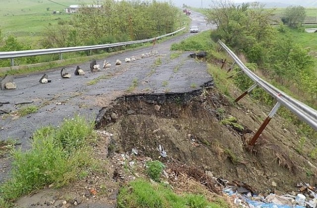 Пропадна част от път в Пазарджишко
