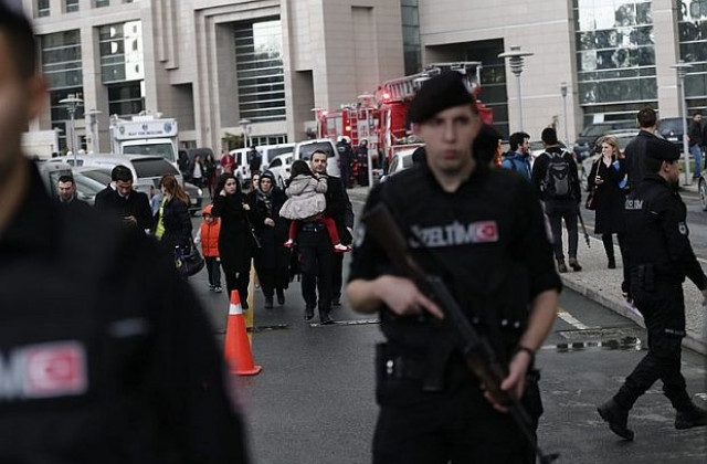 Въоръжен мъж нахлу в офиса на управляващата партия в Истанбул