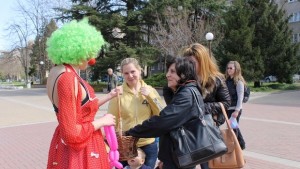 Младежкият парламент на Димитровград с акция Усмихни се