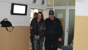 Разбитият бардак с неизяснена собственост пускат задържаните под домашен арест