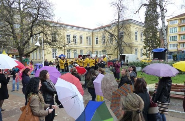 Габровци искат слънце по време на Карнавала на 16 май