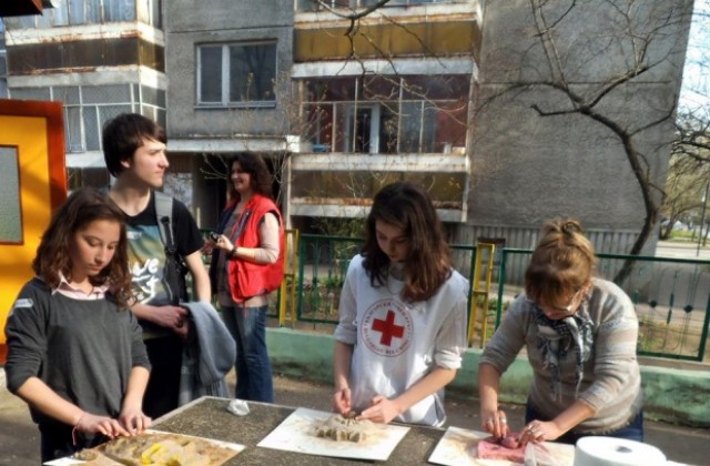 Артисти отварят вратата към света на изкуството на 40 деца в риск