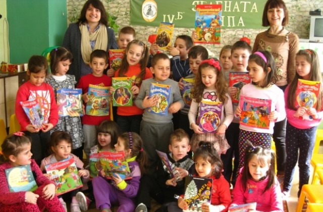 Децата от Червената шапчица отпразнуваха Деня на детската книга
