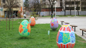 В Любимец деца боядисваха еднометрови яйца