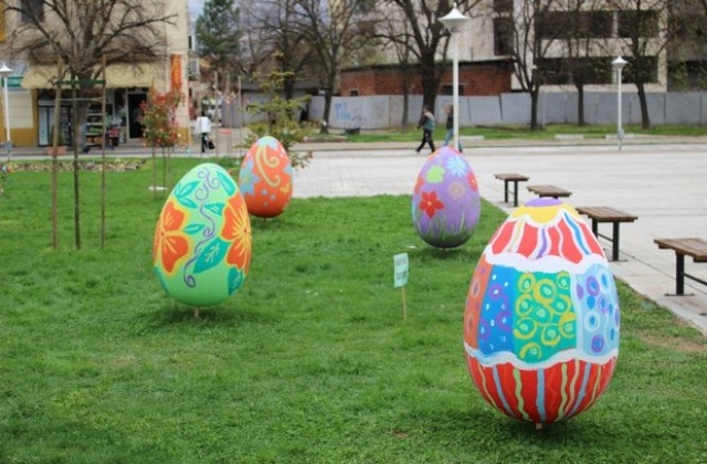 В Любимец деца боядисваха еднометрови яйца