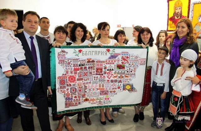 Уникално знаме и автентични носии показа работилница Седянка