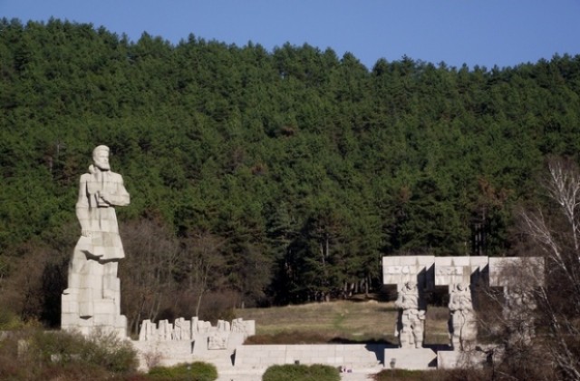 Свлачище застрашава паметника на Ботев в Калофер
