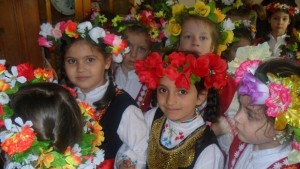Малки лазарки отидоха при старите хора