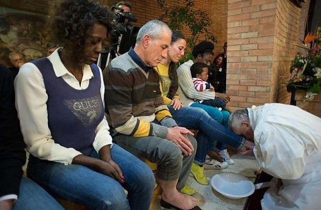 Папата изми и целуна краката на 12 затворници
