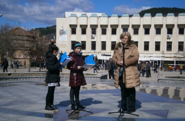 Деца четоха любими приказки в центъра на Дупница