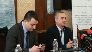 Асфалтът в центъра се напукал заради оцветители