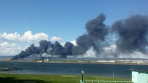 Пламна цех за гуми черни облаци дим над Варна