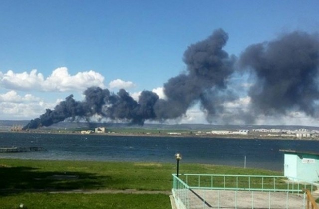 Пламна цех за гуми, черни облаци дим над Варна