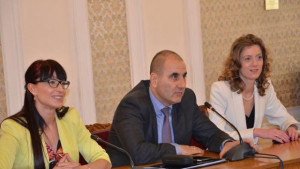 Цветанов и Савеклиева дебатираха със студенти