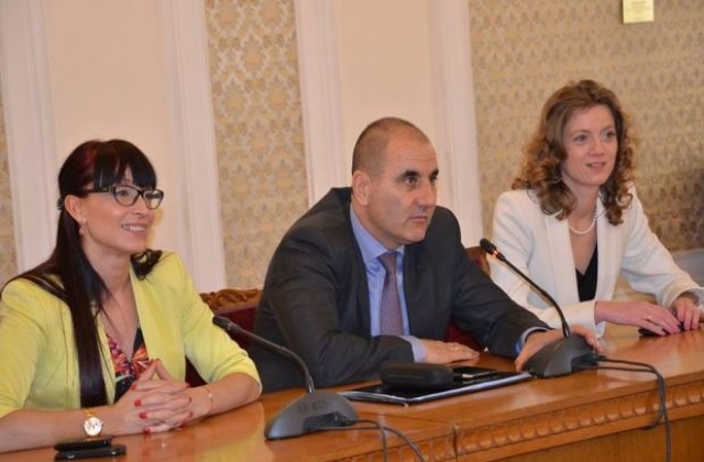 Цветанов и Савеклиева дебатираха със студенти