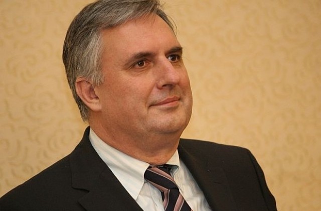 Калфин не вижда смисъл държавните служители да плащат сами осигуровки