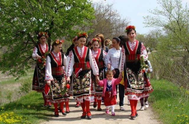 Конкурс за лазарски венец и носия в Димитровград. Кумичкане в село Добрич