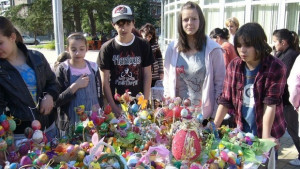 Великденски благотворителен базар помага на деца в риск да бъдат