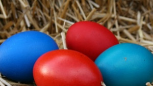 Писани яйца шарени показват деца от детските градини