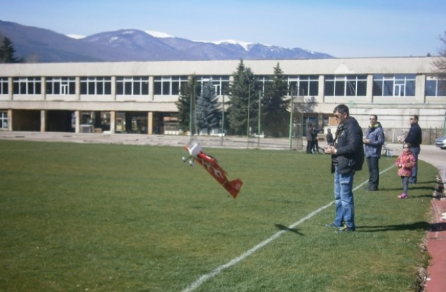 Дронове, самолети, летящи сърфисти и планери на шоуто в Кюстендил