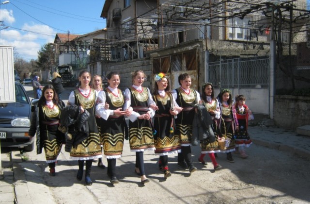Лазарски песни огласиха дупнишкото село Джерман