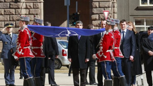 Флагът на НАТО беше издигнат на тържествена церемония пред Президентството