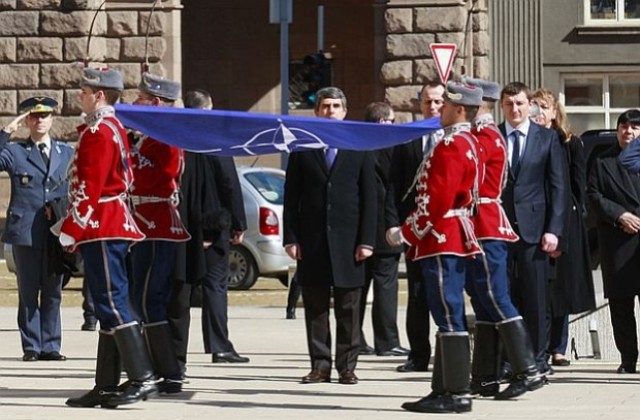 Флагът на НАТО беше издигнат на тържествена церемония пред Президентството