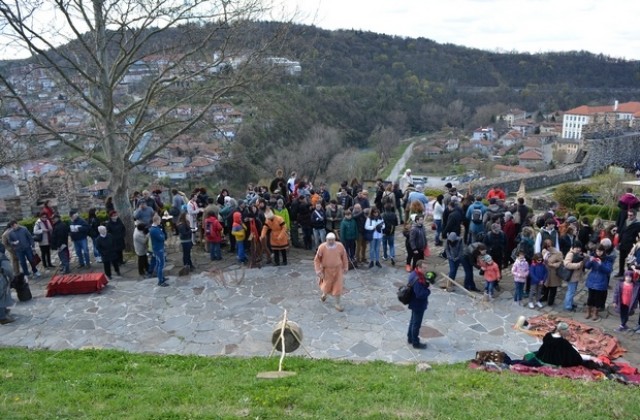 Средновековието оживя на Царевец, стотици се докоснаха до древни занаяти, кухня и въоръжение (СНИМКИ)