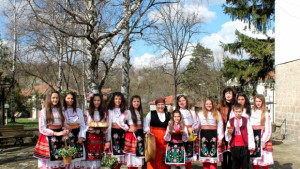 Девойки лазаруваха в Елена и Беброво