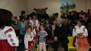 Малчуганите от ОДЗ Калина пресъздадоха обичая Седянка пред кмета Драгомир