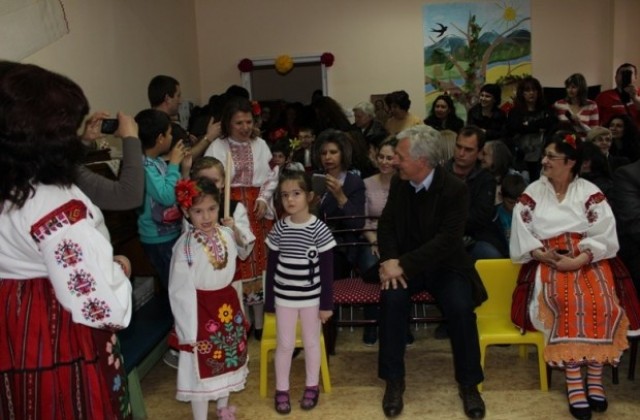 Малчуганите от ОДЗ Калина пресъздадоха обичая Седянка пред кмета Драгомир Николов