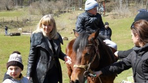 Деца с аутизъм яздиха край Леденика