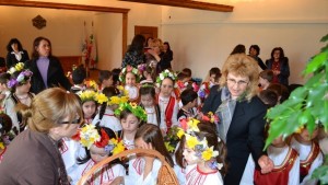 Лазарки гостуваха на Общината в Белене