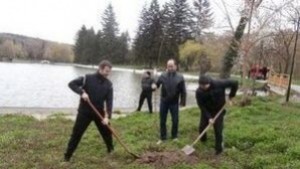 Огнеборци засадиха върбови дръвчета в парк Кайлъка