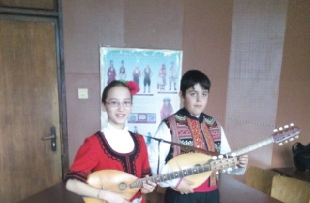 Ученици от класовете по тамбура и кавал на ДФА Габровче с награди от конкурс в Котел